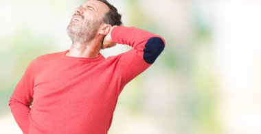 Yakışıklı orta yaş ağarmış komuta sizde giyen kış kazak izole üzerinde arka plan ile el, kas ağrısı boyun dokunmadan acı boyun ağrısı yaralanma,