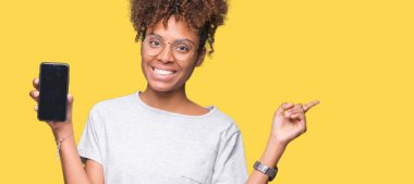 Genç Afro-Amerikan kadın gösteren smartphone ekran üzerinde izole arka tarafına el ve parmak ile işaret çok mutlu