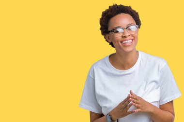 Güzel genç Afro-Amerikan kadın üzerinde gözlük takan birlikte arka plan eller izole ve rahat ve neşeli gülümseyen parmak çarpı işareti. Başarı ve iyimser