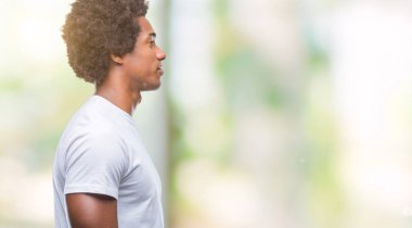 İzole arka tarafına, seyir üzerinde Afro Amerikalı adam sakin ol kendine güvenen gülümseme ile doğal yüz pozuyla profili.