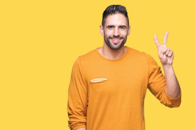 Yakışıklı delikanlı gösterilen ve parmakları ile işaret izole arka plan üzerinde ikincisi ise kendinden emin ve mutlu gülümseyerek.