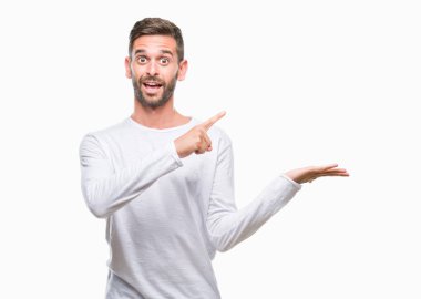 Yakışıklı delikanlı üzerinden hayran ve el ile sunulması ve parmak ile işaret ederken kameraya gülümseyen izole arka plan.