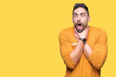 Genç yakışıklı adam üzerinde arka plan bağırarak izole ve çünkü boğmak acı kendi ellerimle öldürürüm. Sağlık sorunu. Yaralarından ve intihar kavramı.