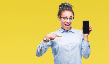 Genç sürpriz yüz işaret parmağı kendini izole arka plan üzerinde saç Afro-Amerikan iş kız gösteren ekran smartphone örgülü