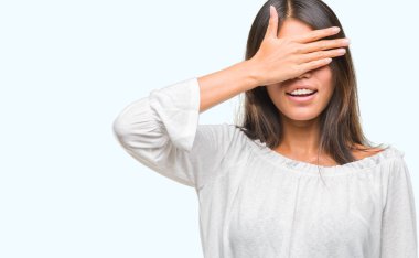 Genç Asyalı kadın gülümsüyor ve gözleri için sürpriz kapsayan yüz el ile gülüyor izole arka plan üzerinde. Kör kavramı.