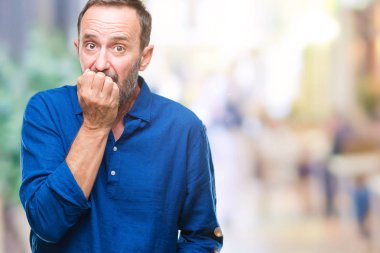 Orta yaş ağarmış üst düzey adam stresli ve gergin ile izole arka plan üzerinde tırnak ısırma dudaklarından eller. Anksiyete sorunu.