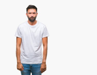 İzole arka plan şüpheci ve sinir, papatyanın üzgün sorun nedeniyle yetişkin İspanyol adam. Negatif kişi.