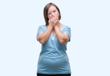 Down sendromlu izole arka plan ağız hata için elleriyle kapsayan şok üzerinde Genç Yetişkin kadın. Gizli kavramı.