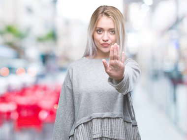 Genç Sarışın kadın yüzünden izole arka stop yapıyor elin avuç ile şarkı. Negatif ve ciddi bir jest yüz ifadesiyle uyarı.