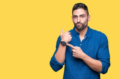 Genç yakışıklı adam acele işaretleme izlemek için zaman, sabırsızlık, üzgün ve kızgın son tarih gecikme için izole arka plan üzerinde