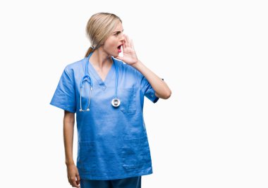 Genç güzel sarışın doktor cerrah hemşire kadın bağırarak ve ağzı üzerinde el ile yan için çığlık izole arka plan yüzünden. İletişim kavramı.