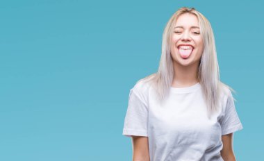 Sarışın genç kadın dilini izole arka plan üzerinde out komik ifade ile mutlu. Duygu kavramı.