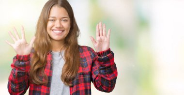 Gösterilen ve parmakları ile işaret izole arka plan üzerinde bir ceket giyen genç güzel esmer kadın kendinden emin ve mutlu gülümseyerek süre on numara.