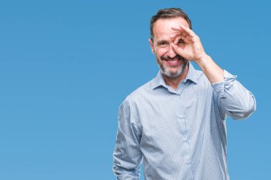 Orta yaş ağarmış üst düzey iş adamı gülümseyen, parmakları ile mutlu yüz üzerinden seyir göz el ile ok jest yapıyor izole arka plan üzerinde.