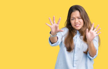 Genç güzel esmer iş kadını şokta bağırarak korkuyor ve dehşet korku ifade dur hareketi el ile ile izole arka plan üzerinde. Panik kavramı.