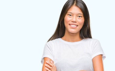 Genç Asyalı kadın izole arka plan mutlu yüz çapraz silah kameraya bakarak ile gülümseyen yüzünden. Olumlu bir kişi.