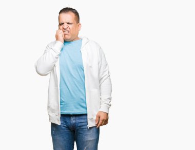 Orta yaş Arap adam stresli ve gergin ile izole arka plan üzerinde sweatshirt giyen tırnak ısırma dudaklarından eller. Anksiyete sorunu.