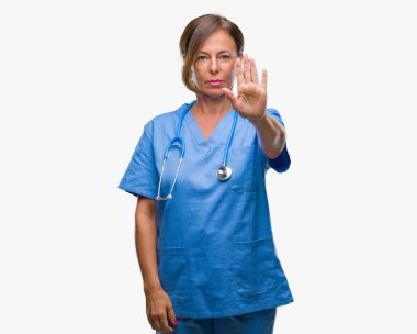 Orta yaş kıdemli hemşire doktor kadın izole arka stop yapıyor yüzünden elin avuç ile şarkı. Negatif ve ciddi bir jest yüz ifadesiyle uyarı.