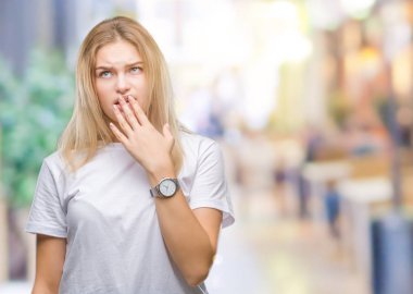 İzole arka plan üzerinde beyaz kadın el ağzıyla kapsayan yorgun esneme sıkılmış. Restless ve uyku hali.