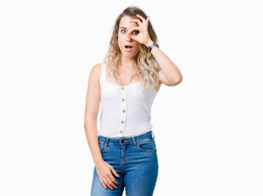 Genç güzel sarışın kadın izole arka plan ok jest sürpriz yüz, göz parmaklarının arasından seyir şok yapıyor. İmansız ifade.