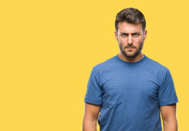 İzole arka plan şüpheci ve sinir, papatyanın üzgün sorun nedeniyle genç yakışıklı adam. Negatif kişi.