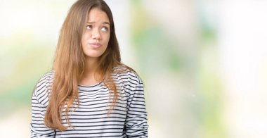 Üzerinde çizgili süveter giyen genç güzel esmer kadın arka plan yapma balık yüz dudaklı, çılgın ve komik bir jest izole. Komik ifade.