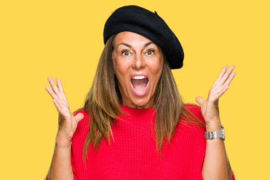 Moda bere üzerinde giyen orta yaş yetişkin kadın deli kutluyor arka plan izole ve başarı için kaldırdı kollarını açarak hayrete ve heyecanlı çığlık gözleri açık. Kazanan kavramı