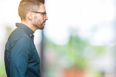 Genç yakışıklı iş adam gözlük izole arka tarafına, seyir üzerinde dinlenmek doğal yüz emin gülümseme ile pozuyla profili.