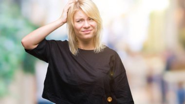 Genç güzel sarışın kadın izole arka plan yüzünden yanıltır ve soru hakkında merak ediyorum. Şüphe, kafasına el ile düşünme ile belirsiz. Dalgın kavramı.