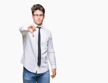 Mutsuz ve kızgın ret gösterilen ve başparmak aşağı hareketi ile negatif seyir izole arka plan üzerinde gözlük takan genç iş adamı. Kötü ifade.