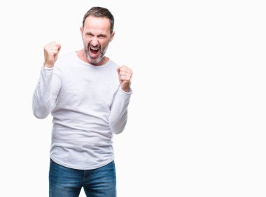 Gülümseyen ve başarı için çığlık çok mutlu ve heyecanlı kaldırdı, silah ile kazanan jest yapıyor izole arka plan üzerinde beyaz t-shirt giyen orta yaş ağarmış komuta sizde. Kutlama kavramı.
