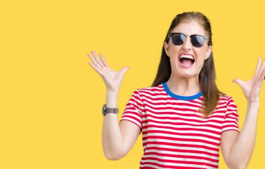 Arka plan deli kutluyor orta yaş Olgun kadın üzerinde güneş gözlüğü takıyor izole ve crazy arms ile başarı için kaldırdı ve heyecanlı çığlık gözler kapalı. Kazanan kavramı