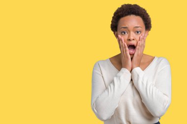 Genç Afro-Amerikan kadın izole arka plan korkuyor ve sürpriz ifade ile şok yüzünden korku ve yüz heyecanlı.