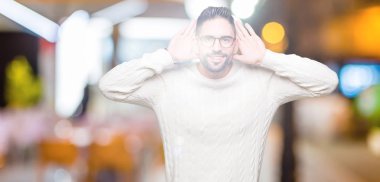 Her iki kulak jest, dedikodu için meraklı ellerde dinliyoruz izole arka plan üzerinde gözlük takan yakışıklı delikanlı. İşitme sorunu, sağır