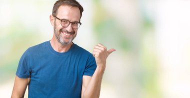 Yakışıklı orta yaş ağarmış komuta sizde seyir ve başparmak yanında yukarıyı mutlu yüz ile gülümseyen izole arka plan üzerinde gözlük nedir.