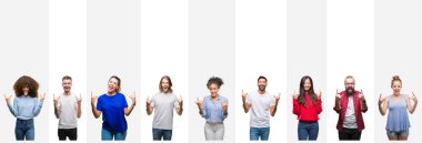 Kolaj gençlerin farklı etnik rock simge elle yapıyor deli ifade ile bağırarak beyaz çizgili izole arka plan üzerinde. Müzik yıldızı. Ağır kavramı.