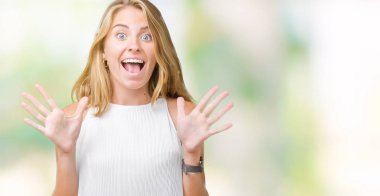 Güzel genç zarif kadın deli kutluyor ve silah ile başarı için heyecanlı çığlık kaldırdı ve açık gözleri hayret izole arka plan yüzünden. Kazanan kavramı