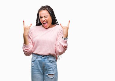 Genç örgülü saç Afro-Amerikan Kız deli ifade rock simge elle yapıyor ile bağırarak izole arka plan üzerinde kazak giyiyor. Müzik yıldızı. Ağır kavramı.