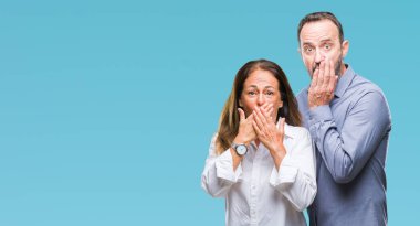 Orta yaş İspanyol iş iki izole arka plan ağız hata için elleriyle kapsayan şok içinde. Gizli kavramı.