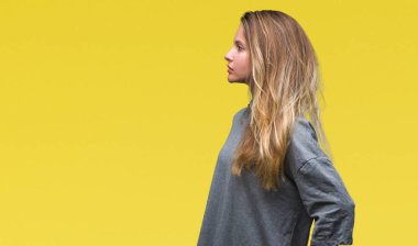 İzole arka tarafına, arayan genç güzel sarışın kadın dinlenmek doğal yüz emin gülümseme ile pozuyla profili.