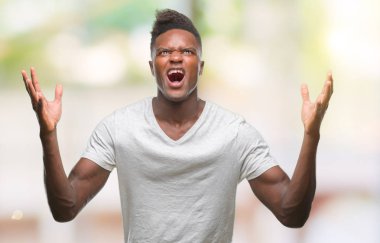 Genç Afro-Amerikan adam izole arka plan çılgın ve kızgın bağırarak ve agresif ifade ve silah kaldırdı bağırıyor. Hayal kırıklığı kavramı.