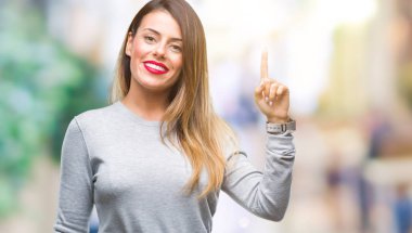 Genç güzel işçi iş kadını ile başarılı fikir parmağı yukarıyı izole arka plan üzerinde. Çıktıktan ve mutlu. Bir numara.