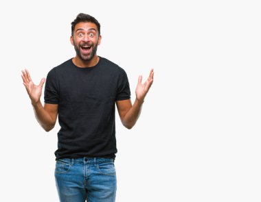 Deli kutluyor ve silah ile başarı için heyecanlı çığlık kaldırdı ve açık gözleri hayret izole arka plan yetişkin İspanyol adam. Kazanan kavramı