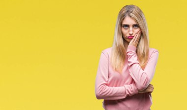 Seyir yorgun ve bıkkın ile depresyon sorun Çapraz kollar ile izole arka plan düşünme üzerinde pembe kış kazak giyen genç güzel sarışın kadın.