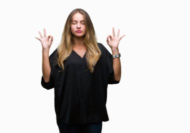 Genç güzel sarışın kadın izole arka plan üzerinde dinlenmek ve gülümseyen gözlerle parmak ile meditasyon jest yapıyor kapalı. Yoga kavramı.