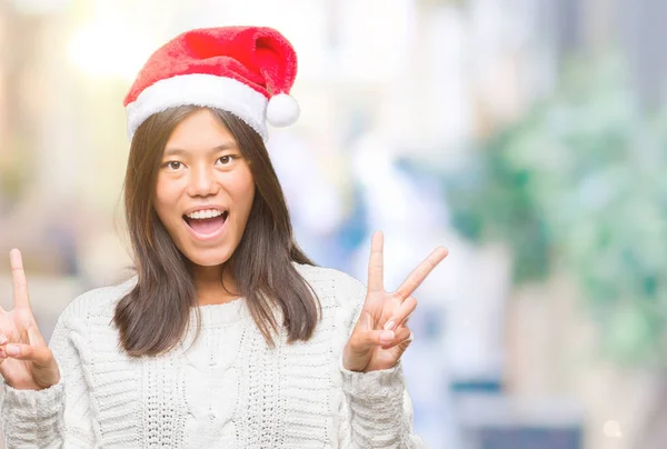 Mujer Asiática Joven Con Sombrero Navidad Sobre Fondo Aislado Sonriendo — Foto de Stock