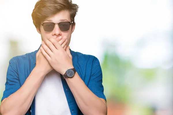 Joven Hombre Guapo Con Gafas Sol Sobre Fondo Aislado Impactó —  Fotos de Stock