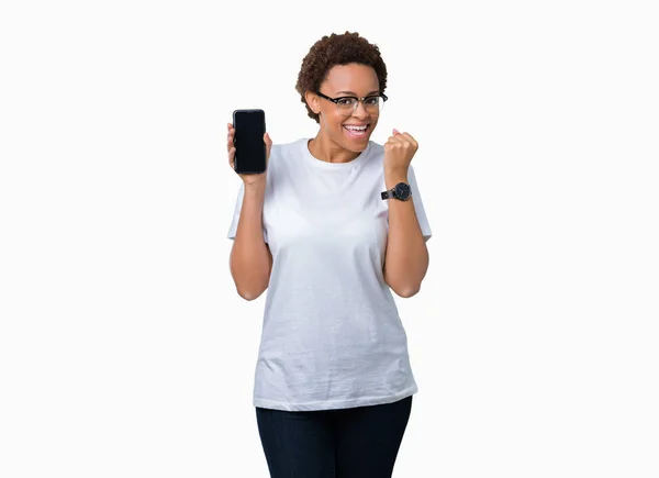 Jonge African American Vrouw Weergegeven Smartphone Scherm Geïsoleerde Achtergrond Schreeuwen — Stockfoto