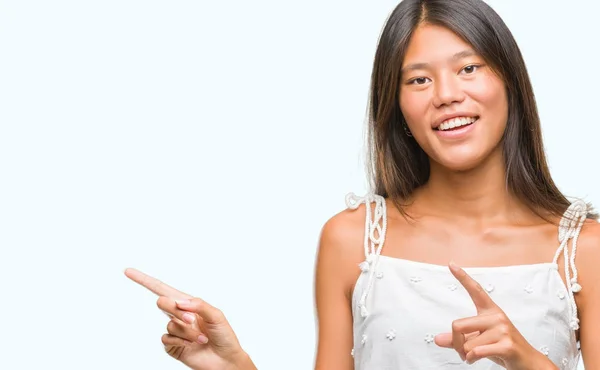 Jeune Femme Asiatique Sur Fond Isolé Souriant Regardant Caméra Pointant — Photo