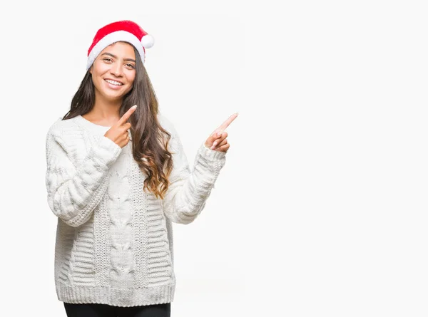 Jeune Femme Arabe Portant Chapeau Noël Sur Fond Isolé Souriant — Photo